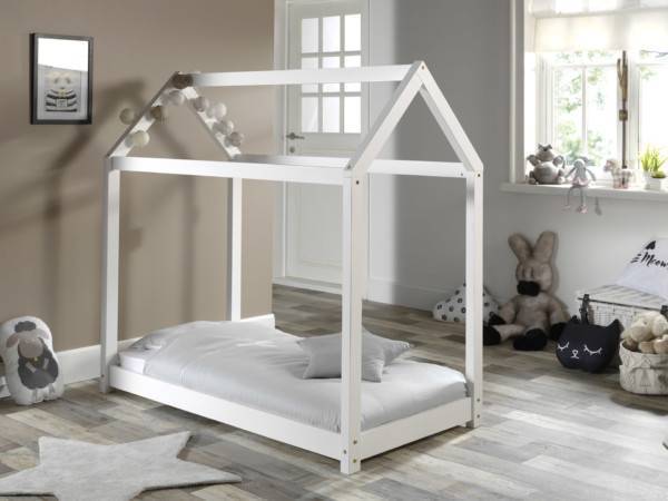 lit cabane montessori blanc dans chambre d'enfant
