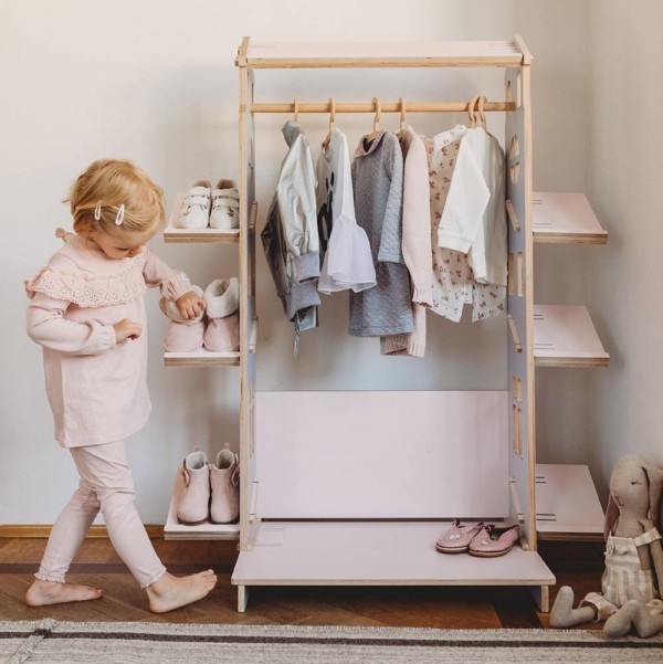 petite fille rangeant ses chaussures dans son armoire montessori