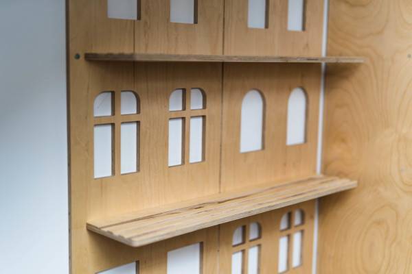 zoom sur la bibliothèque montessori et ses découpes en forme de fenêtres de maison