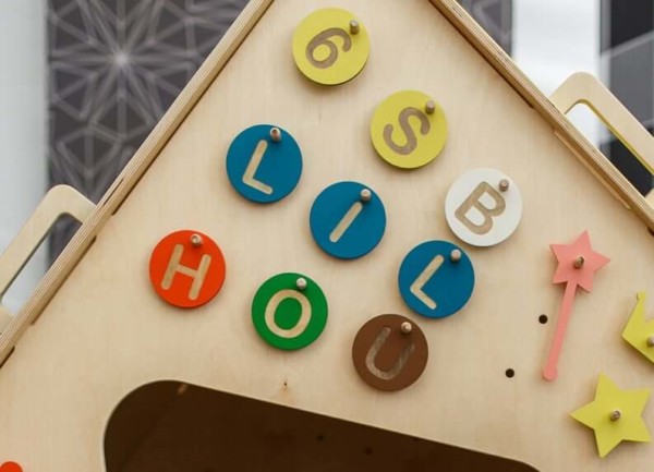 exemple d'utilisation du kit alphabet sur une maison perforée de lil house