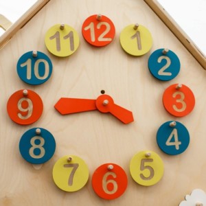 horloge en bois coloré pour maison en bois perforé pour enfant de Lil House