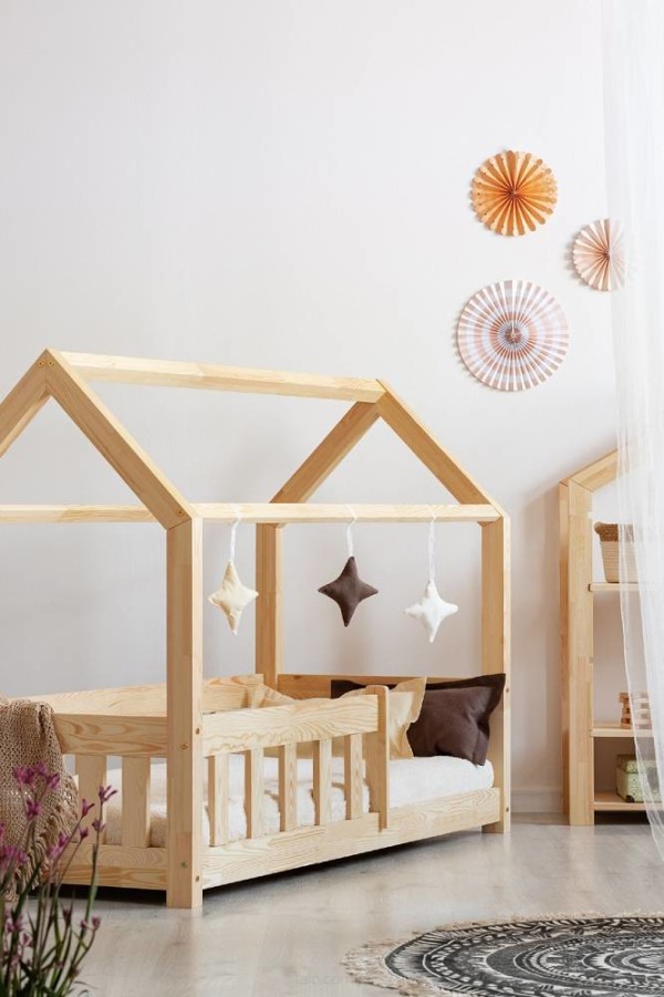 chambre d'enfant avec lit cabane et étagère cabane assortie