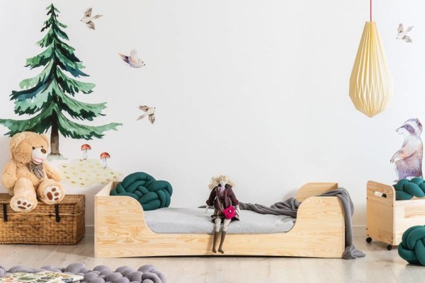 lit au sol montessori en pin dans chambre d'enfant